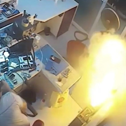 Cep telefonu bataryası bomba gibi patladı