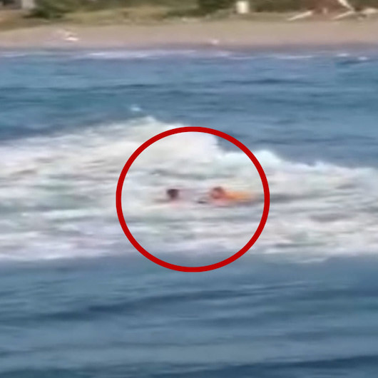 Serinlemek için denize giren fındık işçisini, tatilciler son anda boğulmaktan kurtardı