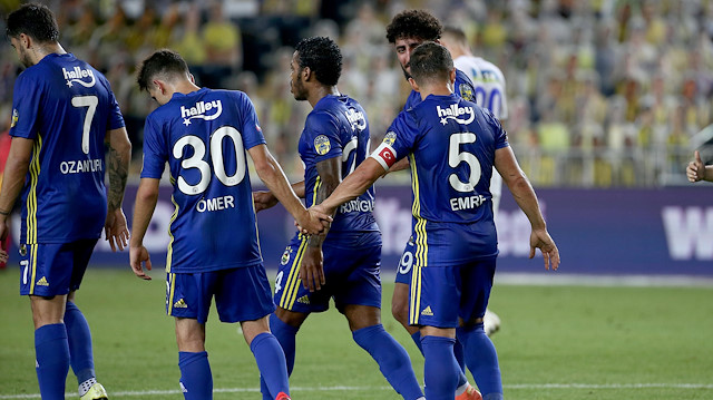Emre Belözoğlu gol sonrasında sevincini takım arkadaşlarıyla yaşadı.