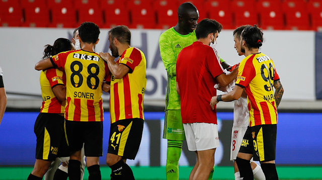 Göztepe'nin Sivasspor'u mağlup ettiği maçın ardından iki takım futbolcuları arasında tartışma yaşandı.