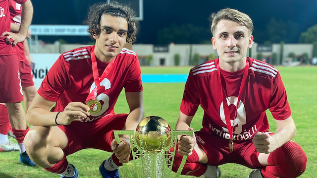 Erzincanspor'u Play-Off'larda şampiyonluğa taşıyan 21 yaşındaki Kerem Aktürkoğlu (sağda) kupayla poz verdi.