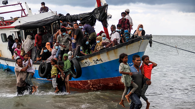 Locals evacuate Rohingya refugees from a boat at a coast of North Aceh, Indonesia, June 25, 2020 in this photo taken by Antara Foto. Antara Foto/Rahmad/ via REUTERS ATTENTION EDITORS - THIS IMAGE WAS PROVIDED BY A THIRD PARTY. MANDATORY CREDIT. INDONESIA OUT.

