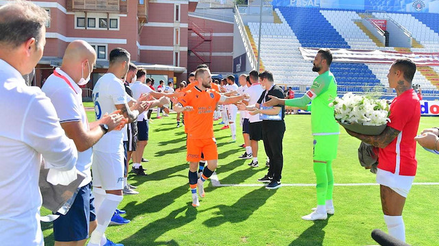 Kasımpaşalı futbolcular Süper Lig'i şampiyon olan Başakşehir'i alkışlarla karşıladı. 