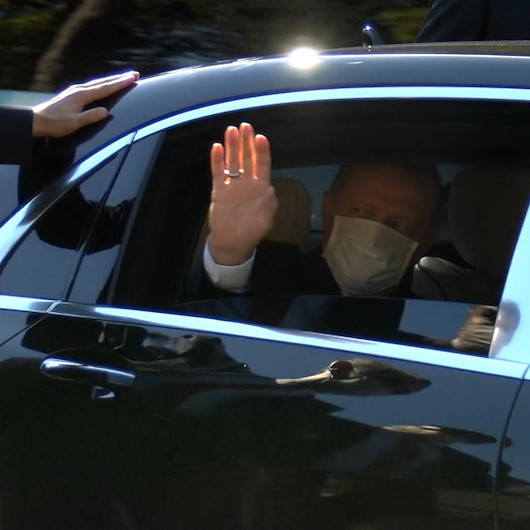 Cumhurbaşkanı Erdoğan aracını durdurarak minibüsçülerle sohbet etti