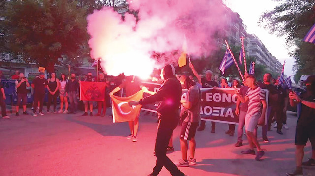 Selanik kentinde aşırı sağcı bir grup Türk bayrağı yakmış, Türkiye karşıtı sloganlar atıp, pankartlar taşıyarak yürüyüş düzenlemişti.