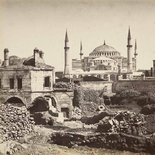 Dans sahnesi ve çöp istilasından Ayasofya-i Kebîr Cami-i Şerîfine