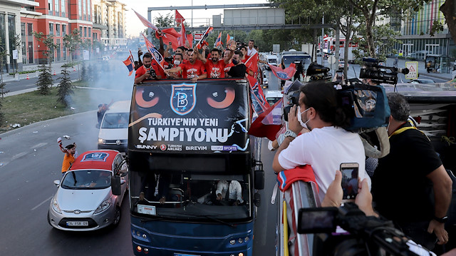 Başakşehirli futbolcular otobüsle şampiyonluk turu attı