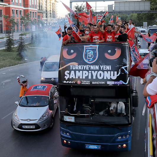 Başakşehirli futbolcular otobüsle şampiyonluk turu attı