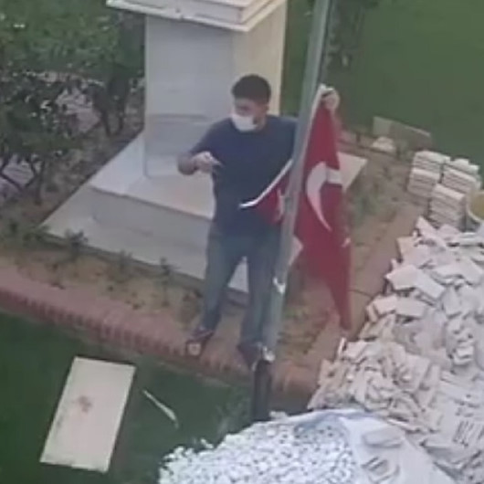 Türk bayrağı yerde kalmaz: İpi koptuğu için düşen bayrağı vatandaş kaldırdı