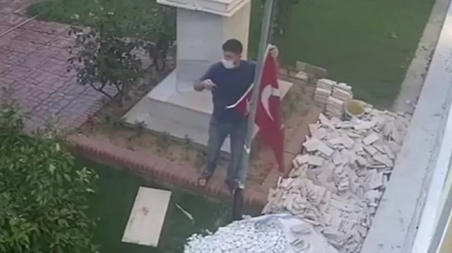 Türk bayrağı yerde kalmaz: İpi koptuğu için düşen bayrağı vatandaş kaldırdı