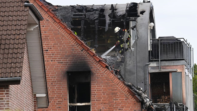 Almanya'da apartmanın üstüne uçak düştü: 3 ölü