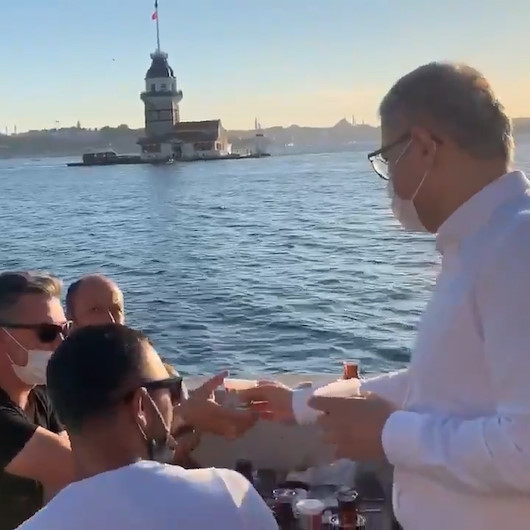 Üsküdar Belediye Başkanı Türkmen, sahili temiz tutan vatandaşlara dondurma ikram etti