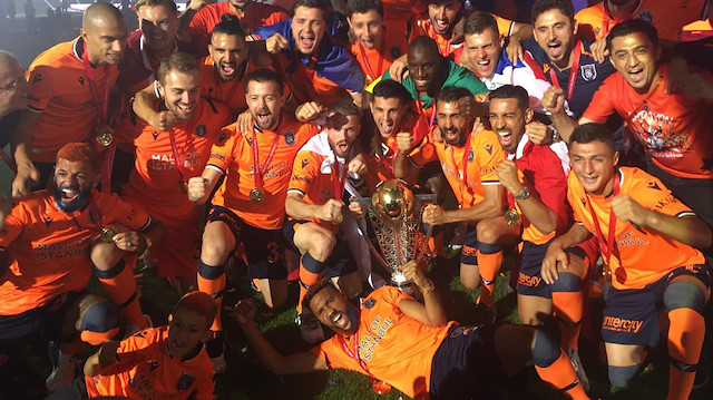 Başakşehirli futbolcular şampiyonluk kupasını kaldırdı.