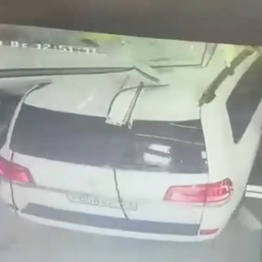 Rusyada alkollü sürücü cipiyle markete dalıp bir çocuğa çarptı: O anlar kamerada