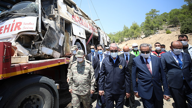 Bakan Akar, askerleri taşıyan otobüsün kaza yaptığı bölgede incelemede bulundu.