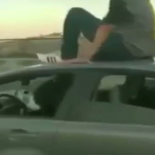 İzmirde trafik magandaları üzerine çıktıkları aracı ayaklarıyla kullandı