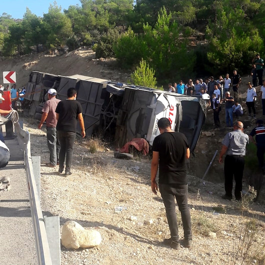 Mersinde askerlerimizi taşıyan otobüs devrildi: 5 şehit, yaralılar var