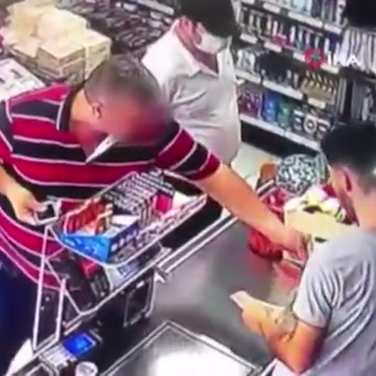 Tırnakçılık yöntemiyle marketten hırsızlık yapan şahıs kamerada