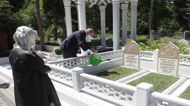 Cumhurbaşkanı Erdoğan, anne ve babasının kabirlerini ziyaret etti
