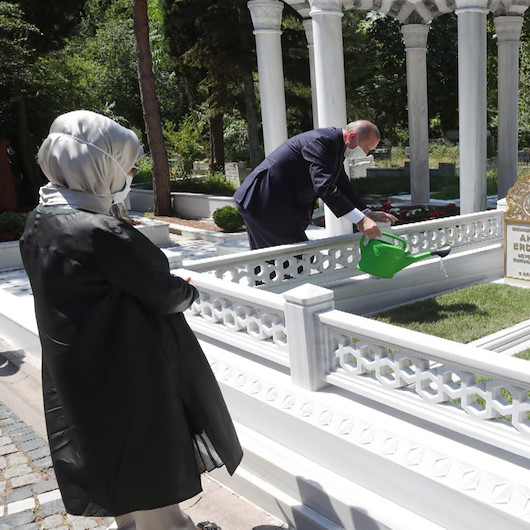 Cumhurbaşkanı Erdoğan, anne ve babasının kabirlerini ziyaret etti