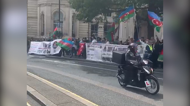 Londra'da BBC televizyonu önünde Ermenistan'ın saldırgan tutumu protesto edildi