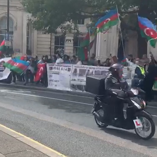 Londrada BBC televizyonu önünde Ermenistanın saldırgan tutumu protesto edildi
