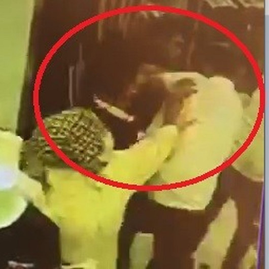 Maske takmayı kabul etmeyen şahıslar iş yeri sahibini böyle darp etti