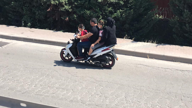 Kocaeli'de dört kişilik ailenin motosiklet üzerindeki tehlikeli yolculuğu