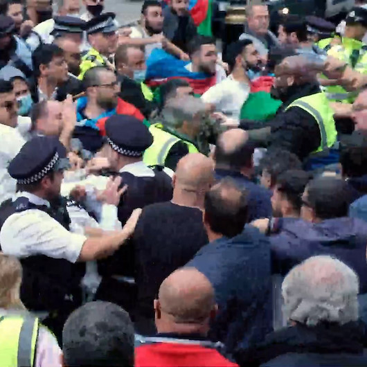 Londrada protesto yürüyüşü yapan Azerbaycanlı göstericilere Ermeniler saldırdı