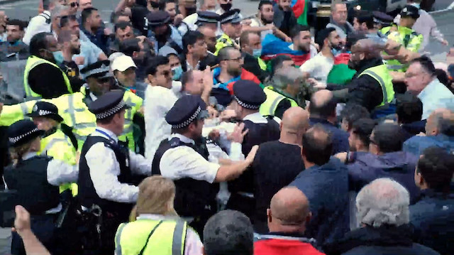 Londra'da protesto yürüyüşü yapan Azerbaycanlı göstericilere Ermeniler saldırdı