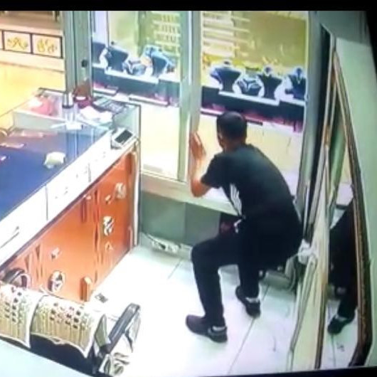 Gözü dönmüş soyguncu, aynı kuyumcuyu birkaç dakika arayla iki kez soydu