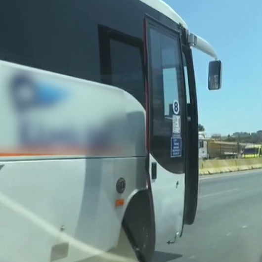 E-5’te kapısı açık giden midibüs görenleri şaşkına çevirdi
