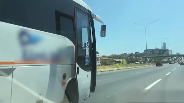 E-5’te kapısı açık giden midibüs görenleri şaşkına çevirdi