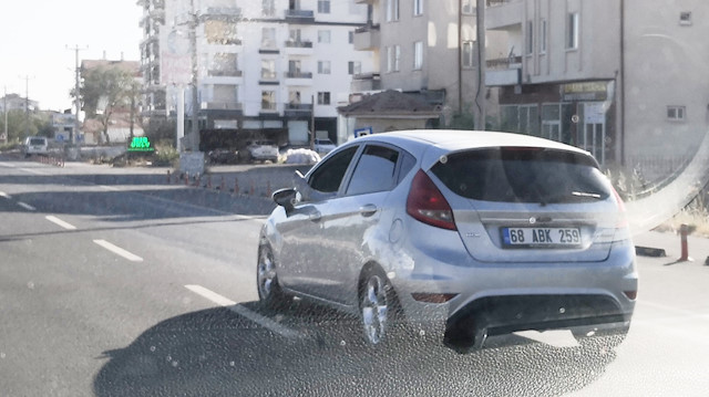 Ayağını camdan çıkarıp otomobil kullanan trafik magandası kamerada
