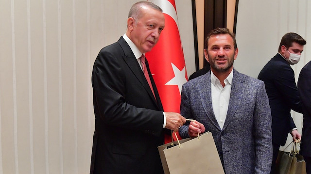 Cumhurbaşkanı Erdoğan’a isminin yazılı olduğu 12 numaralı Başakşehir forması hediye edildi. 