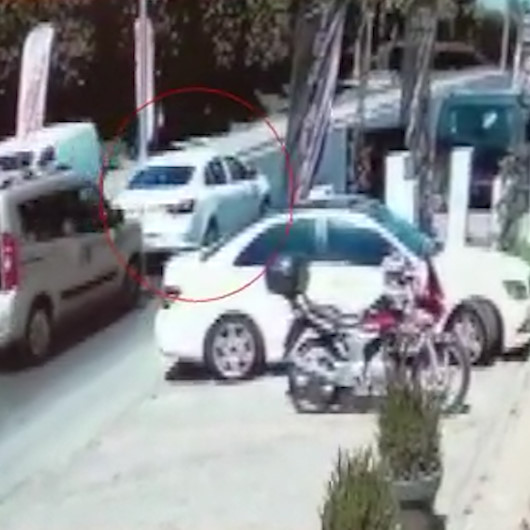 Gaz ile freni karıştıran sürücü dükkana daldı
