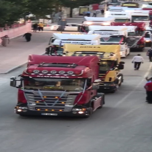 Düğün konvoyuna TIRlarla katılıp trafiği birbirine kattılar