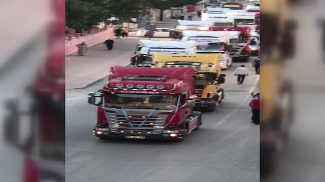 Düğün konvoyuna TIR'larla katılıp trafiği birbirine kattılar