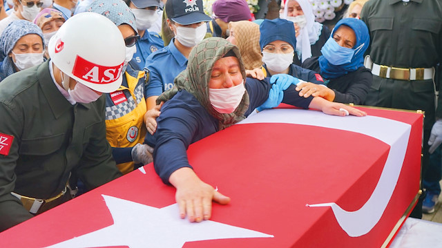 Mersin’deki trafik kazasından şehit olan 4 asker memleketlerinde toprağa verildi.