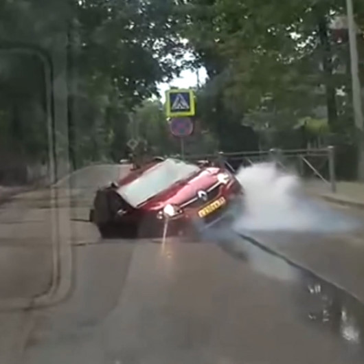 Rusyada yol çöktü, otomobil çukura düştü: O anlar kamerada