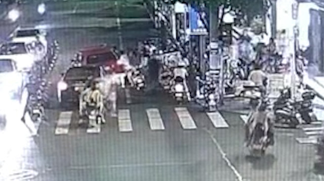 Çin’de kaza geçiren çocuğu aracı kaldırıp kurtardılar