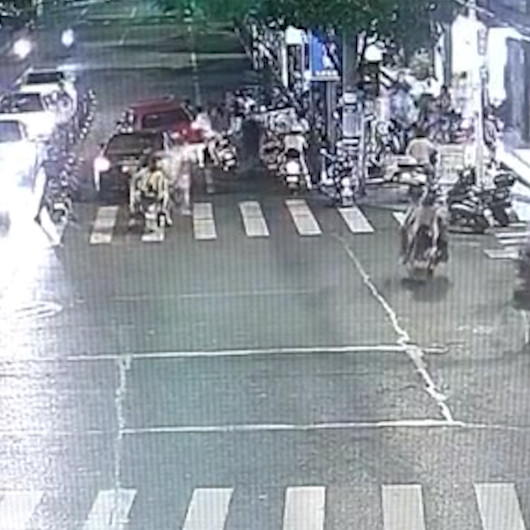 Çin’de kaza geçiren çocuğu aracı kaldırıp kurtardılar