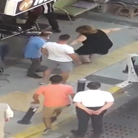 İzmirde aracını iş yeri önüne park etmek isteyen kadın saldırıya uğradı