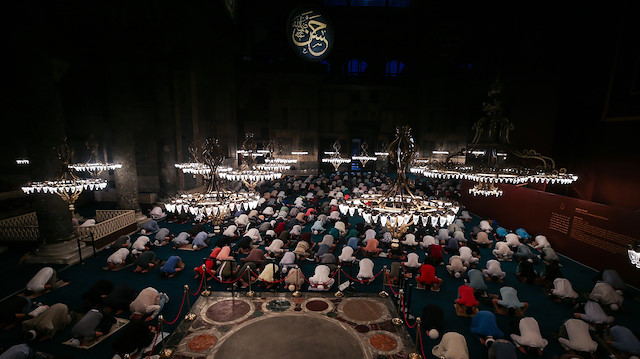 Sosyal mesafe kurallarına dikkat eden vatandaşlar, ezanın okunmasının ardından birlikte saf tuttu.