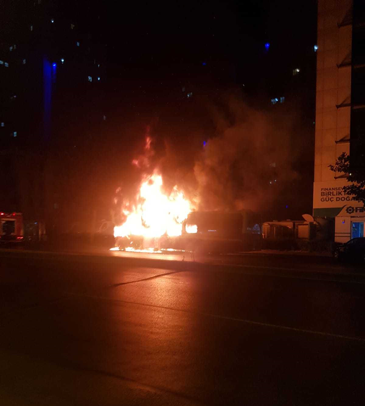 Alev alev yanan otobüs kullanılmaz hale geldi.
