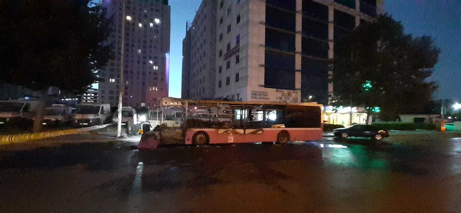 Alev alev yanan otobüs kullanılmaz hale geldi.