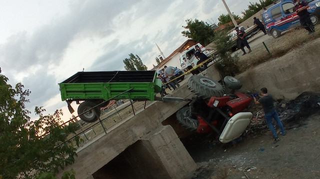 Sürücü direksiyon hakimiyetini kaybederek traktörü kanala devirdi. 