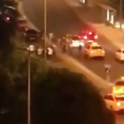Bir mekana pompalı tüfekle ateş açan şahıs müşteriler tarafından darp edildi