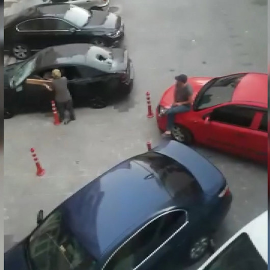 Kavgalı oldukları ailenin arabasını parçaladılar
