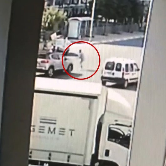 Kadın sürücü yolun karşısına geçen çöp toplayıcısına böyle çarptı